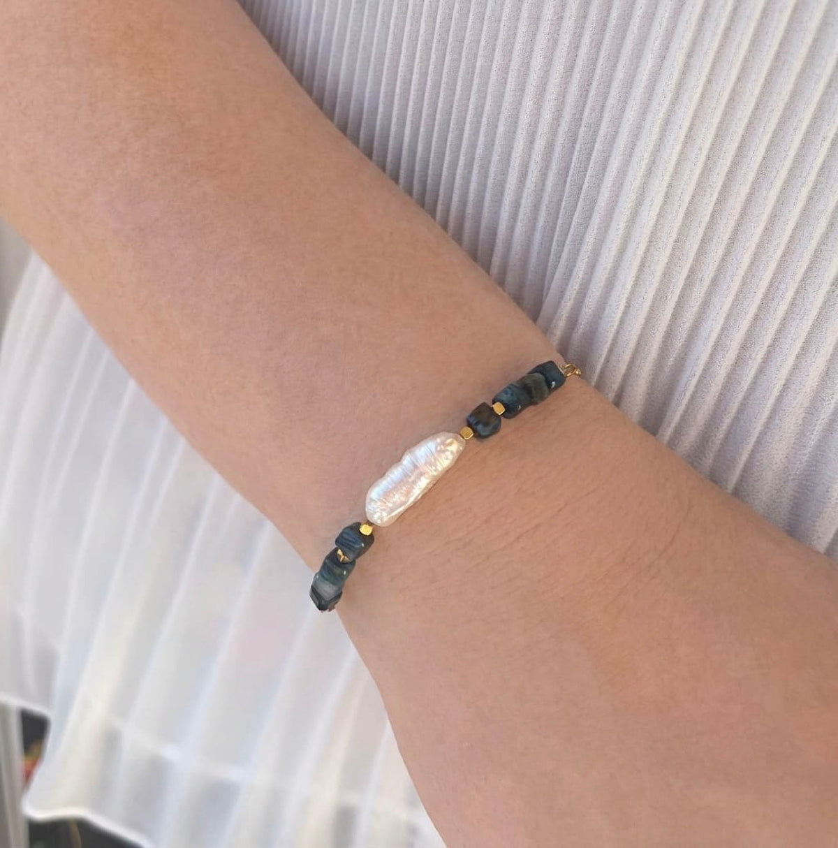 Pulsera AILA · Perla Barroca y Ojo de Tigre Azul