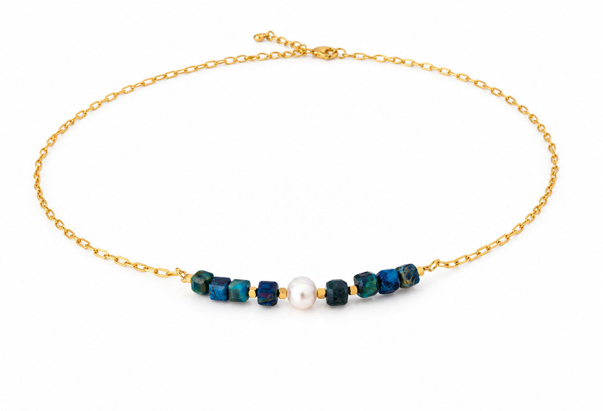 Detalle del collar NOA con perla natural y ojo de tigre azul lago