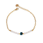 Detalle de la piedra Ojo de Tigre y perla natural en pulsera artesanal Azure