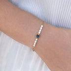 Pulsera de piedra natural puesta en la muñeca, colección Azure Liv