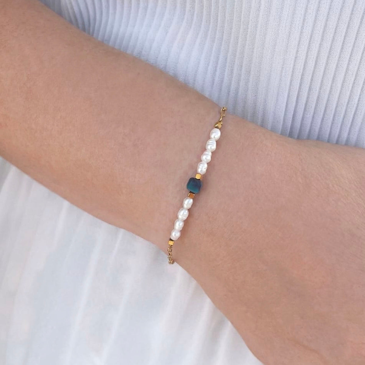 Pulsera de piedra natural puesta en la muñeca, colección Azure Liv