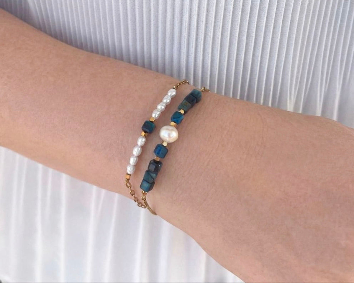 Pulsera Colección Azure Noa puesta en la muñeca con otra pulsera de la colección
