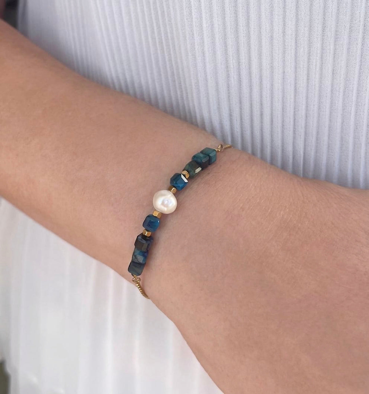 Pulsera Noa puesta en la muñeca