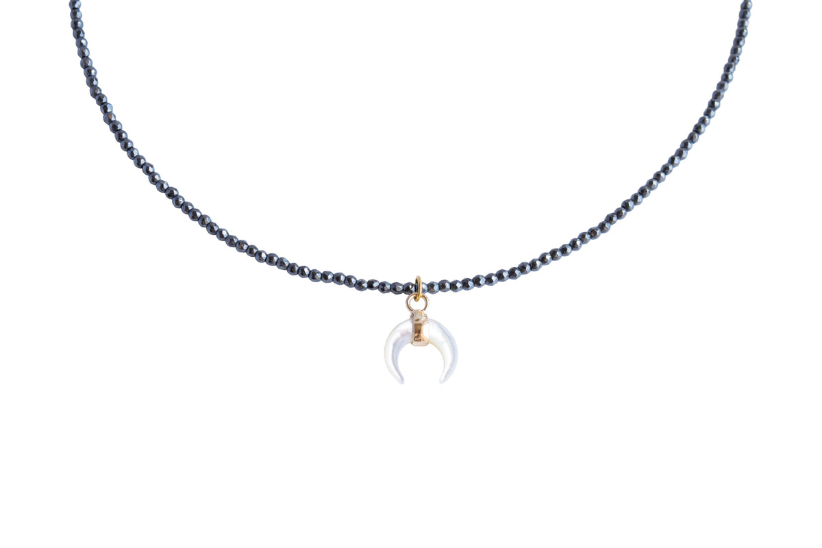  Collar de hematita natural con colgante de media luna de nácar detalle

