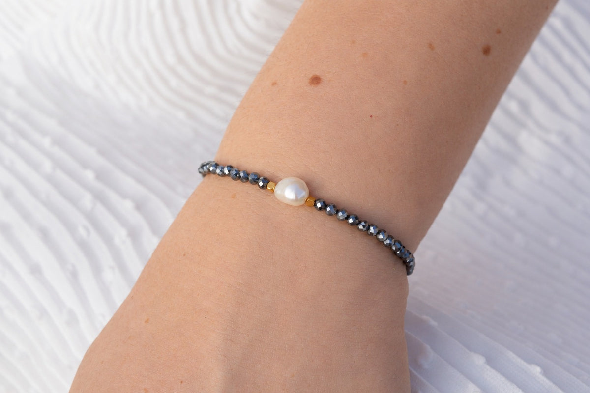 Pulsera Hematite Perla Detalle Dorado puesta en mano