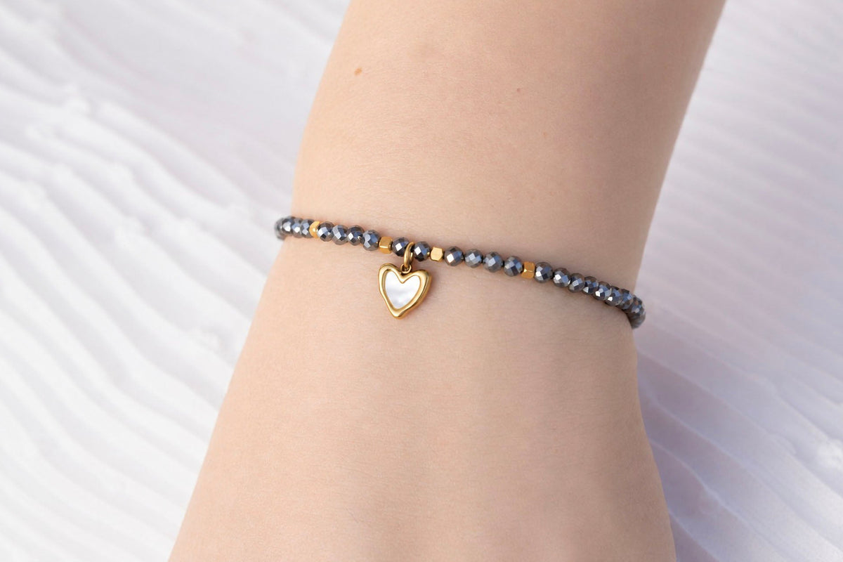 Pulsera Hematita corazón puesta en la muñeca