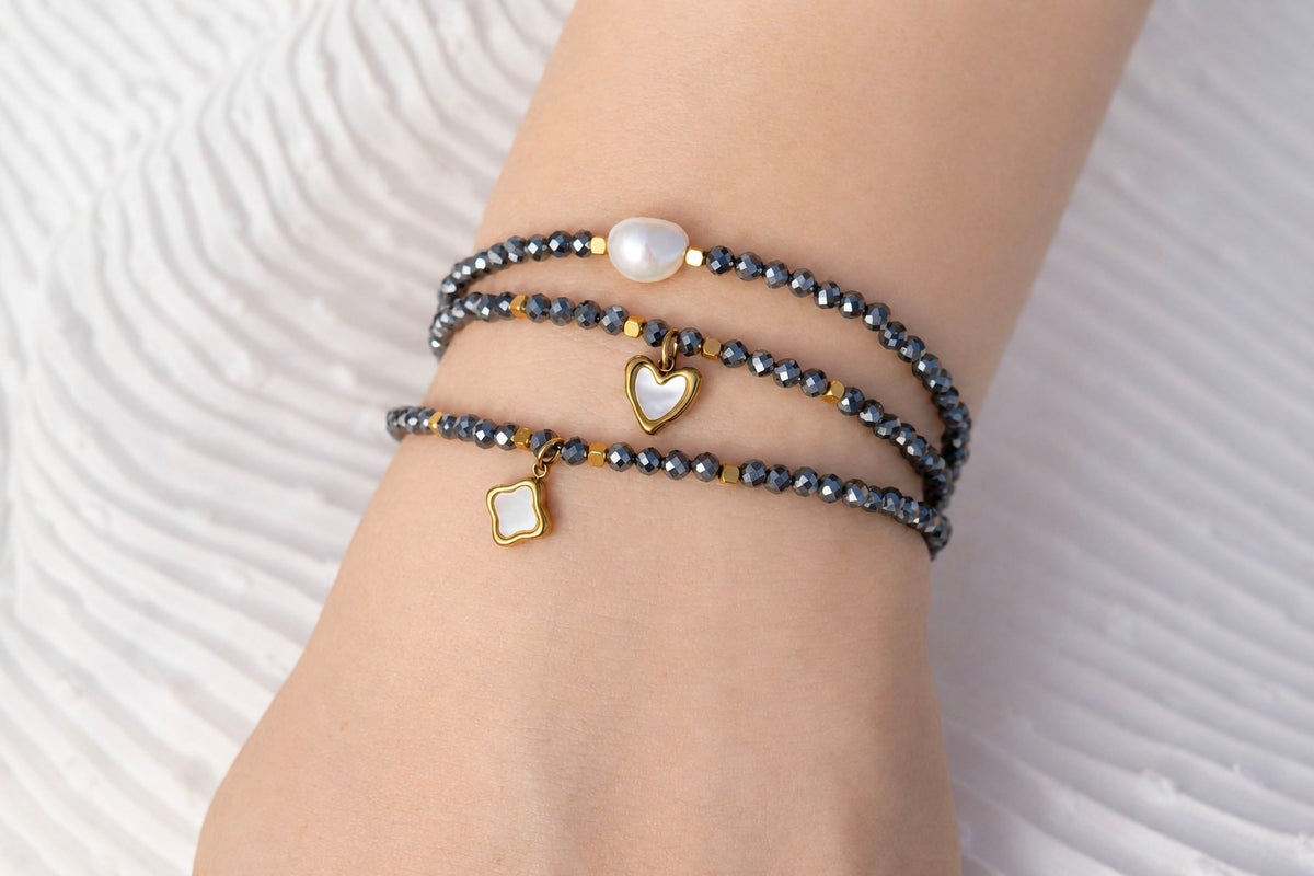 3 Pulsera de hematita natural con charm  y acero inoxidable puestas en mano