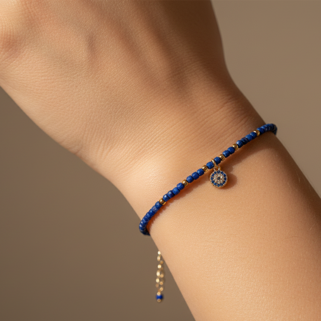 Pulsera Lapis azuli con ojo turco puesta en la muneca