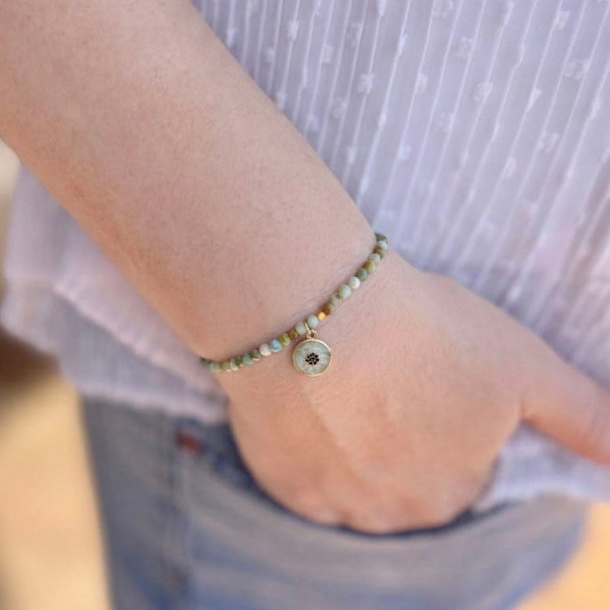 Pulsera  YANA Ópalo Peruano puesta en la muñeca