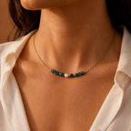 collar-noa-perla-natural-ojo-tigre-azul-modelo