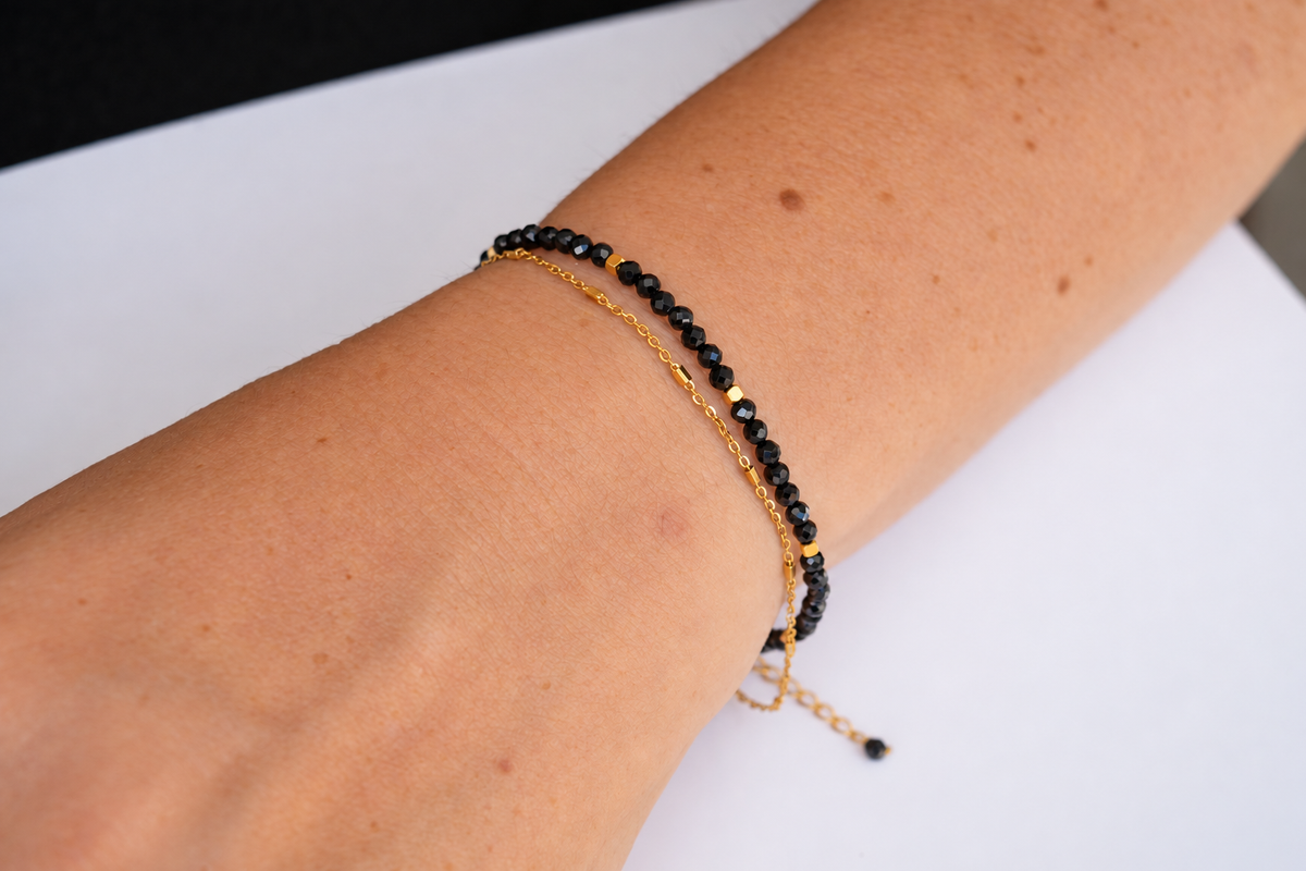 Pulsera MAHIRI · Espinela Negra y Acero Inoxidable