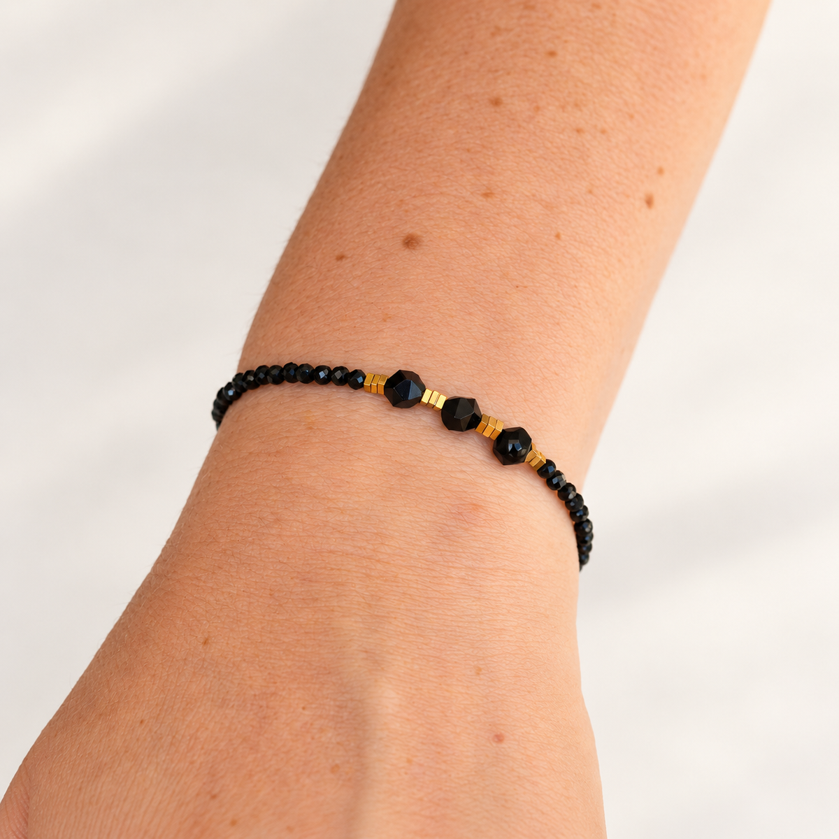 Pulsera RIONA ·  Espinela Negra Natural y Acero Inoxidable
