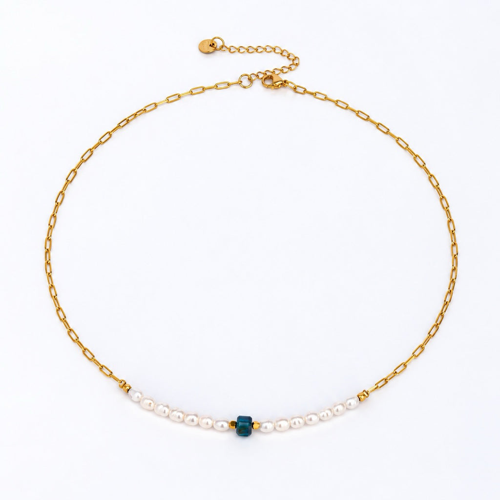 Collar Liv on white background