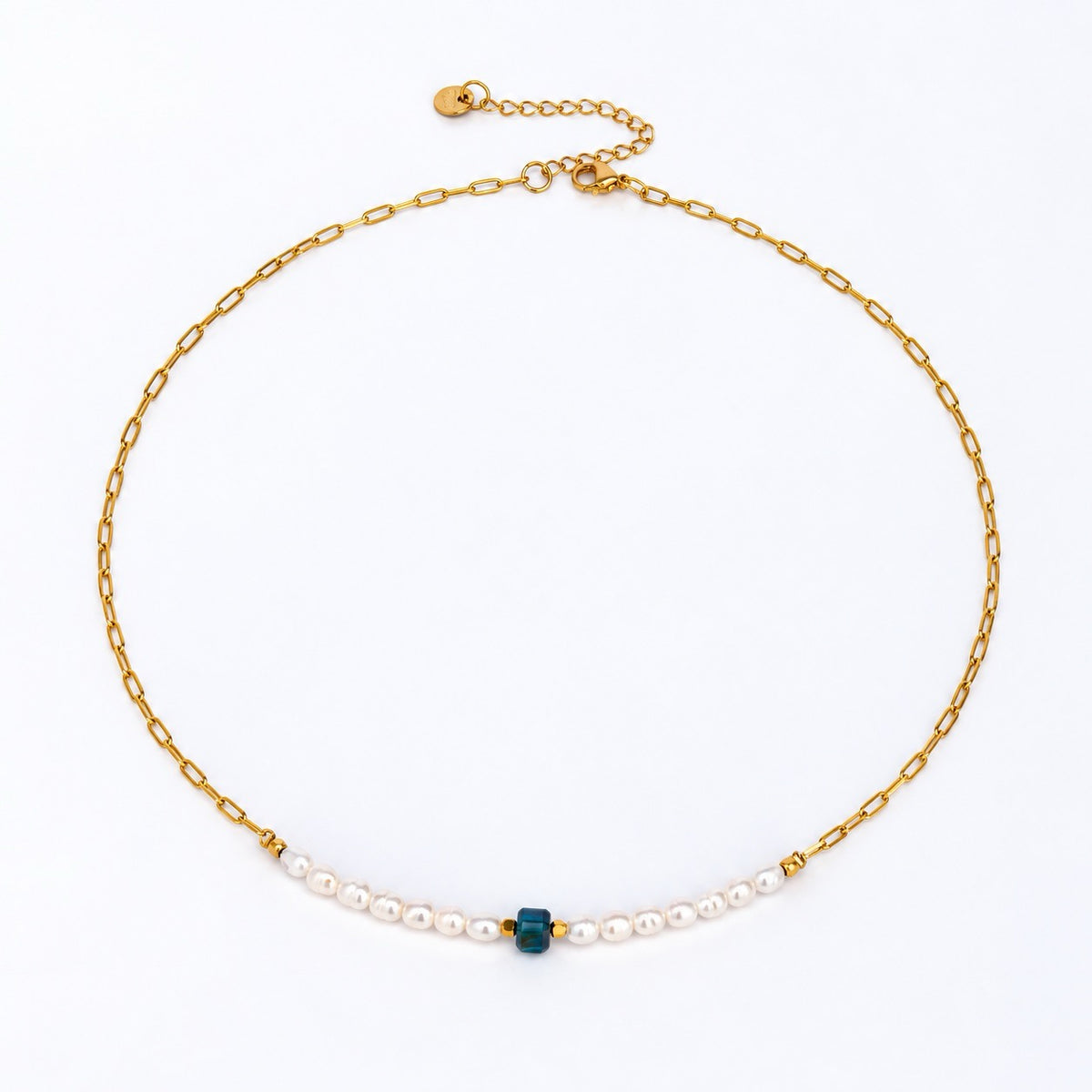 Collar Liv on white background