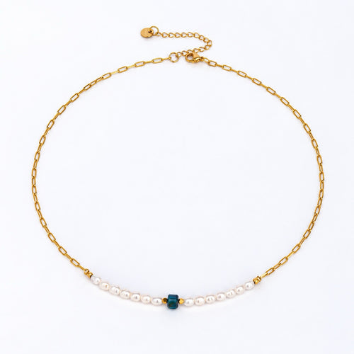 Collar Liv on white background