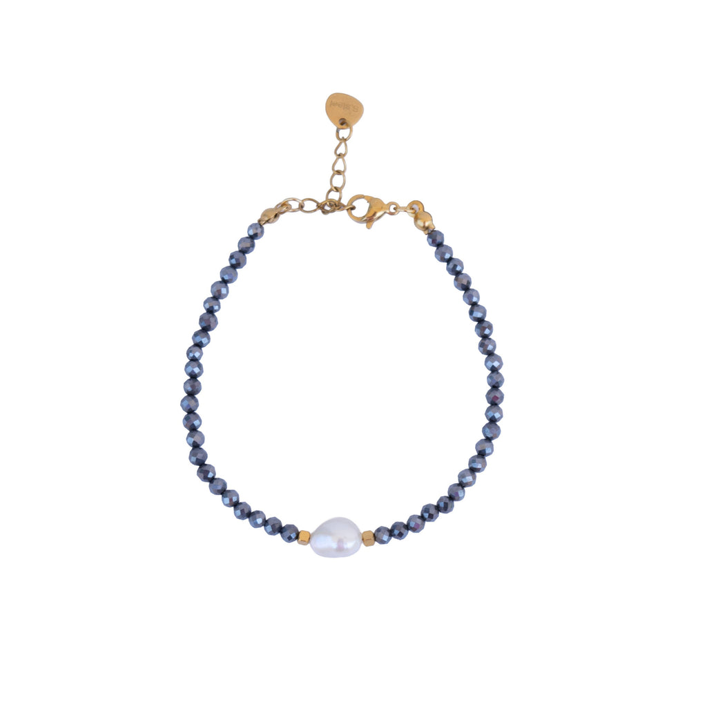 Pulsera de hematita natural con perla de agua dulce y detalles dorados.
